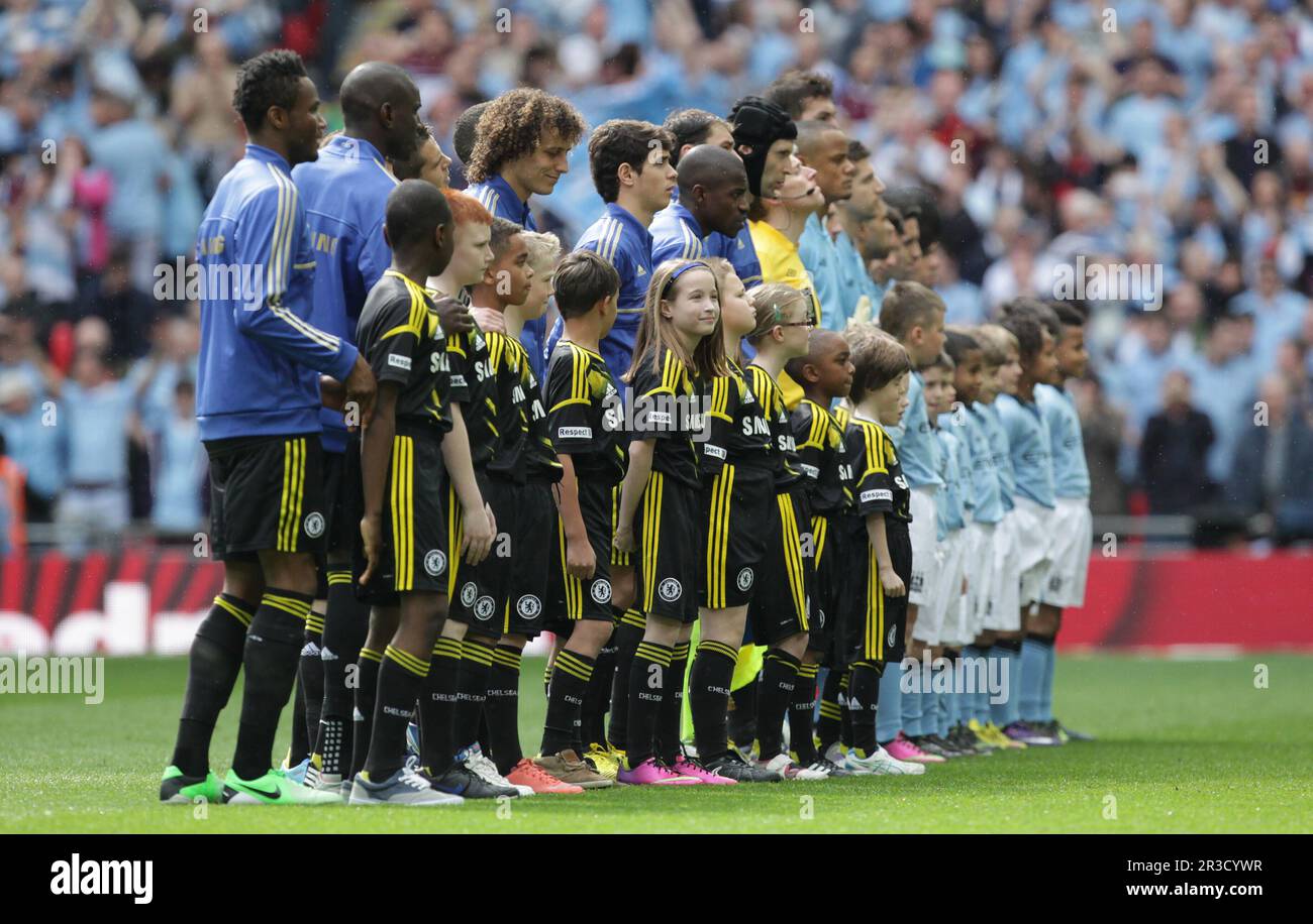 Manchester City and Chelsea line up with the mascots at the start of the game. Manchester City beat Chelsea 2:1Chelsea 14/04/13 Chelsea V Manchester C Stock Photo
