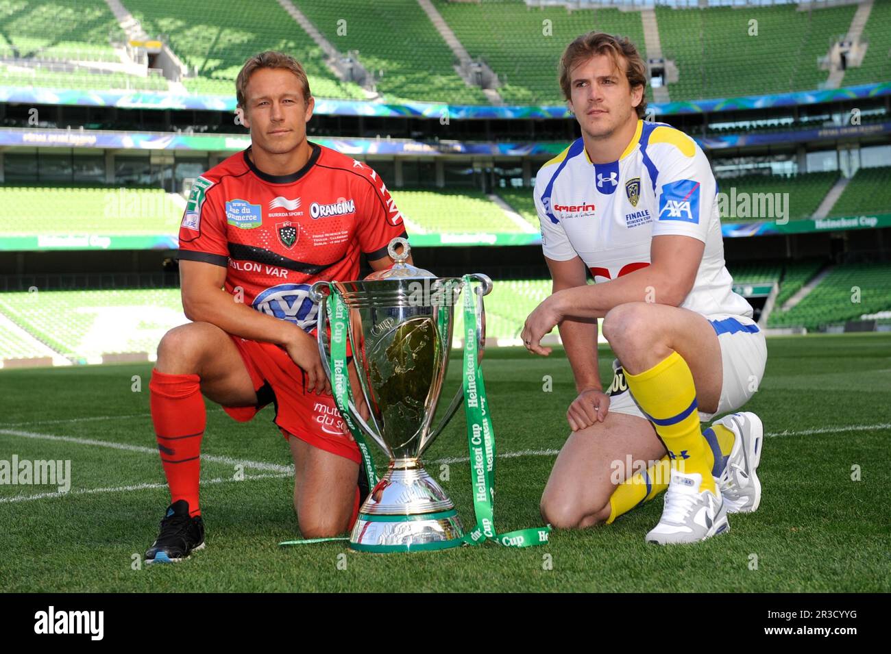 Jonny Wilkinson of RC Toulon (left) and Aurelien Rougerie of ASM Clermont Auvergne with the Heineken Cup Trophy at the Captain's Run press conference Stock Photo