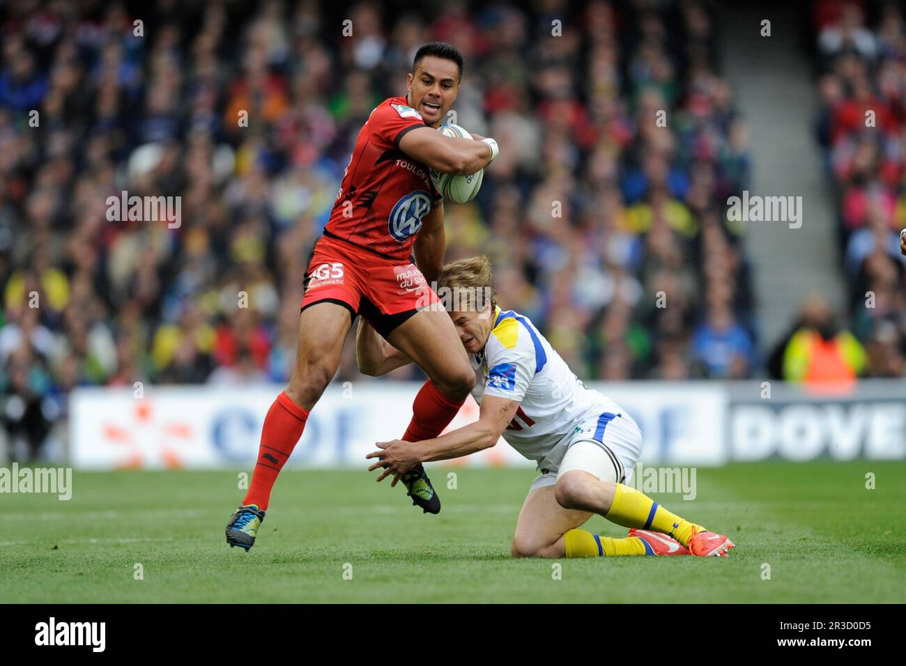 Rudi Wulf of RC Toulon charges through the tackle of Aurelien Rougerie of ASM Clermont Auvergne during the Heineken Cup Final between ASM Clermont Auv Stock Photo