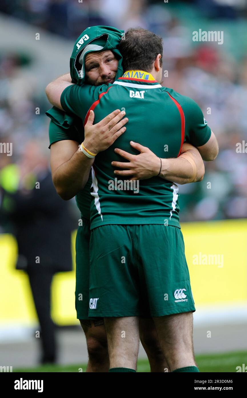 Martin Castrogiovanni (left) after his last game for leicester and Geordan Murphy of Leicester Tigers hug each other after winning the Aviva Premiersh Stock Photo