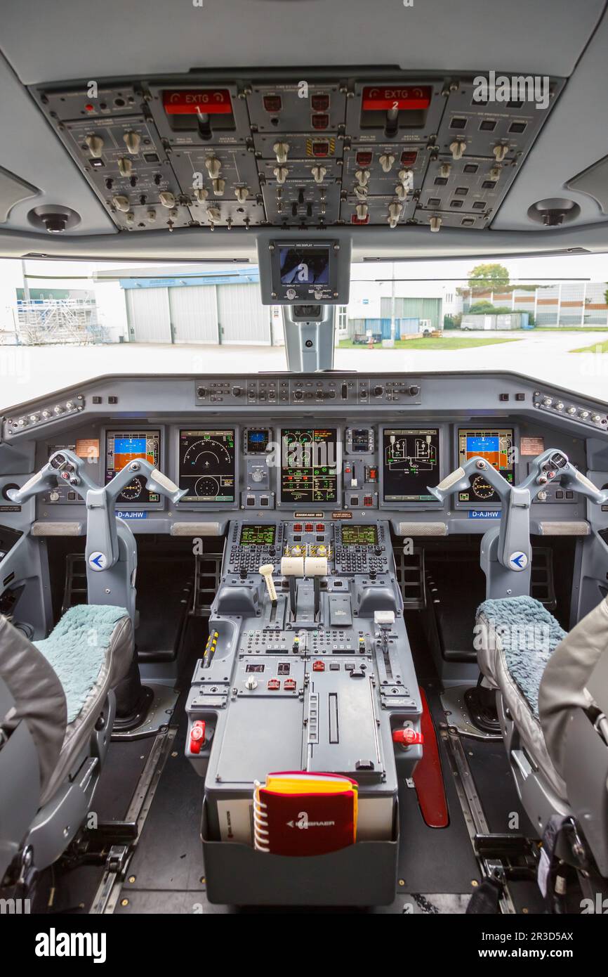 Embraer cockpit hi-res stock photography and images - Alamy