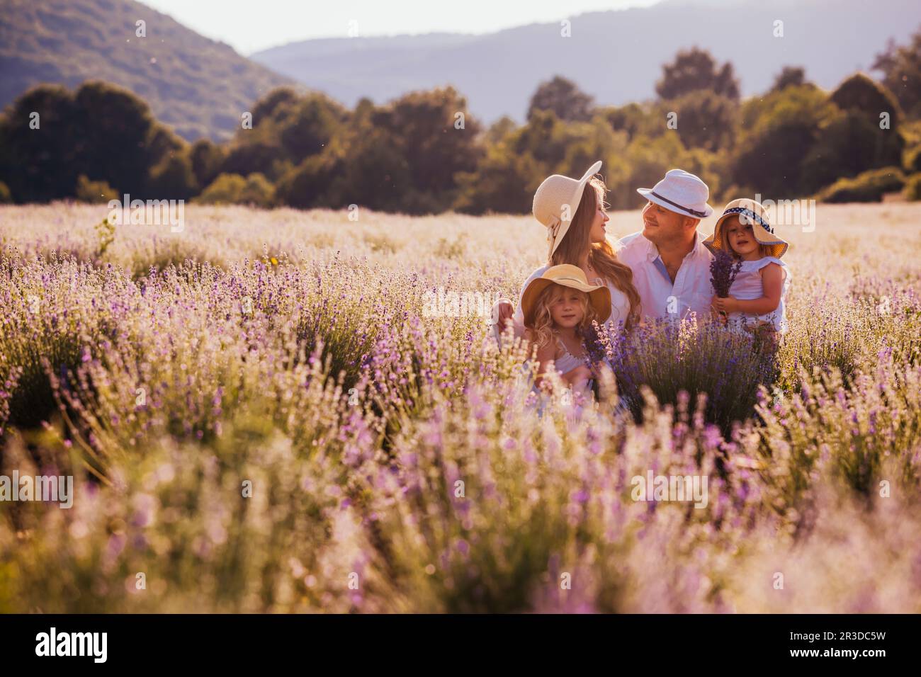 Family sunset country hi-res stock photography and images - Alamy