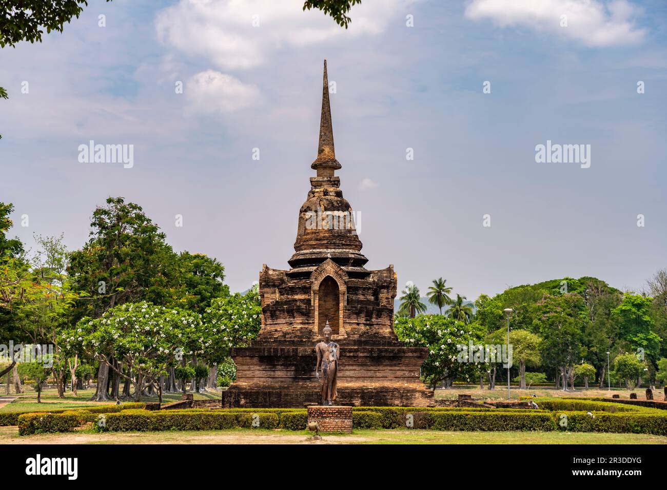 Buddha Statue und Chedi des buddhistischen Tempel Wat Sa Si, UNESCO Welterbe Geschichtspark Sukhothai, Thailand, Asien   |  Buddha statue and chedi of Stock Photo