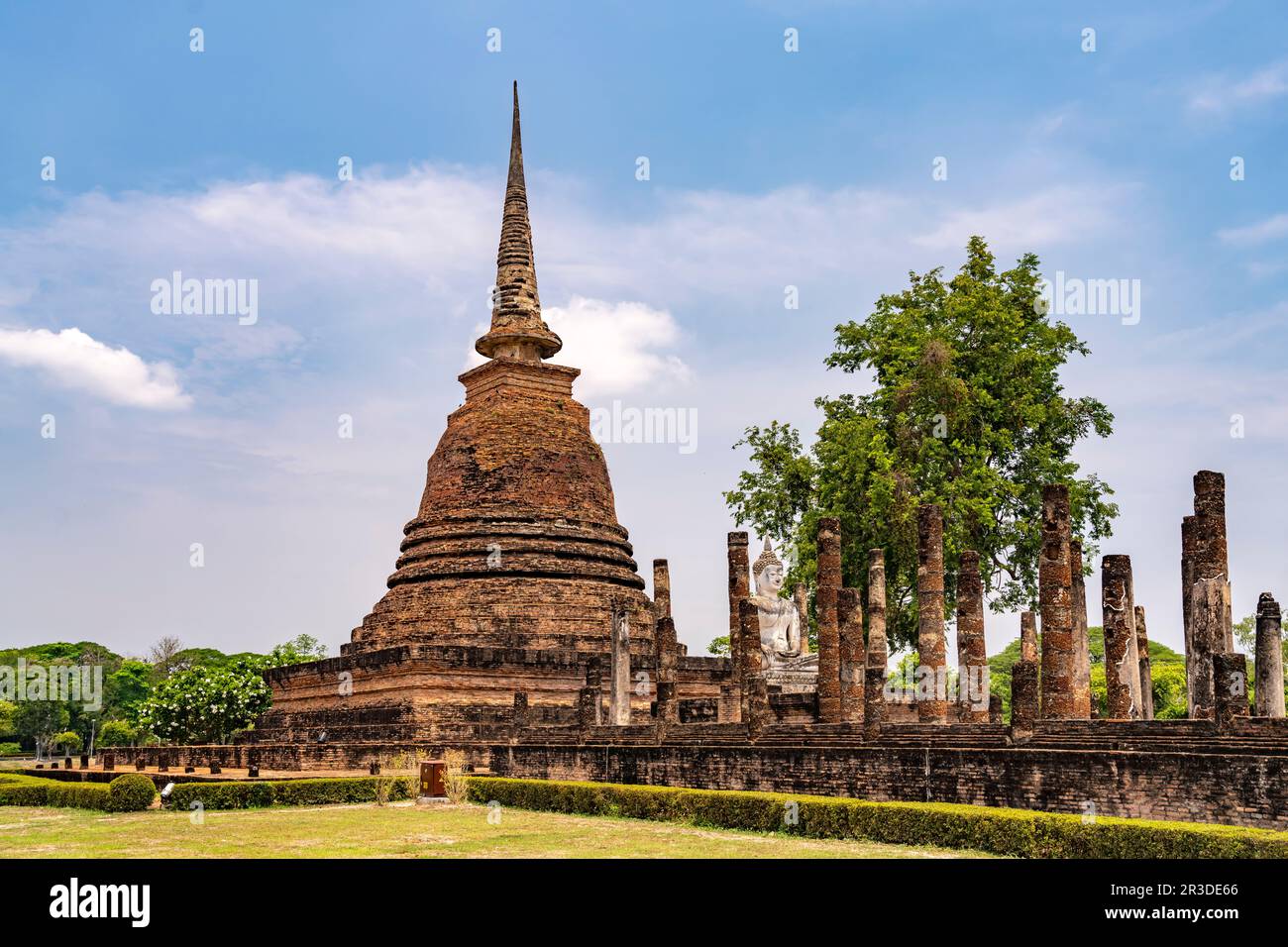 Buddha Statue und Chedi des buddhistischen Tempel Wat Sa Si, UNESCO Welterbe Geschichtspark Sukhothai, Thailand, Asien   |  Buddha statue and chedi of Stock Photo