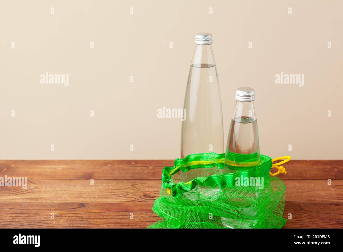 https://c8.alamy.com/comp/2R3DEMB/mesh-bags-with-reusable-glass-water-bottle-sustainable-lifestyle-zero-waste-concept-no-plastic-2R3DEMB.jpg
