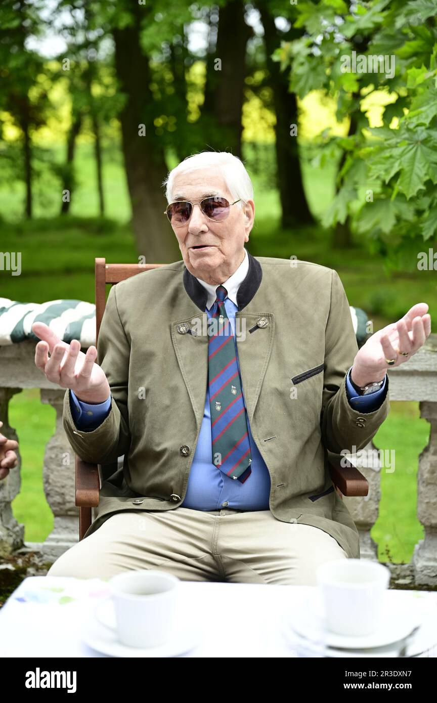 FriedrichCarl Graf von Schweinitz Freiherr von Kauder bei einer