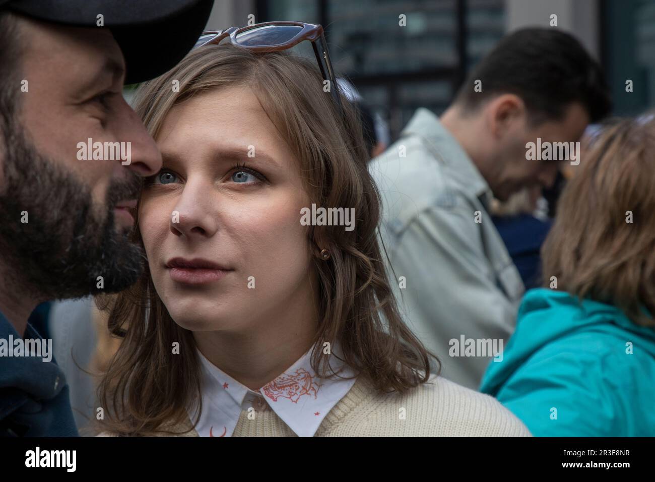 Yetuk onalar uyda oyoqlarini yoyishadi, yalangoch fotosuratlar Yolda mast jinsiy aloqa