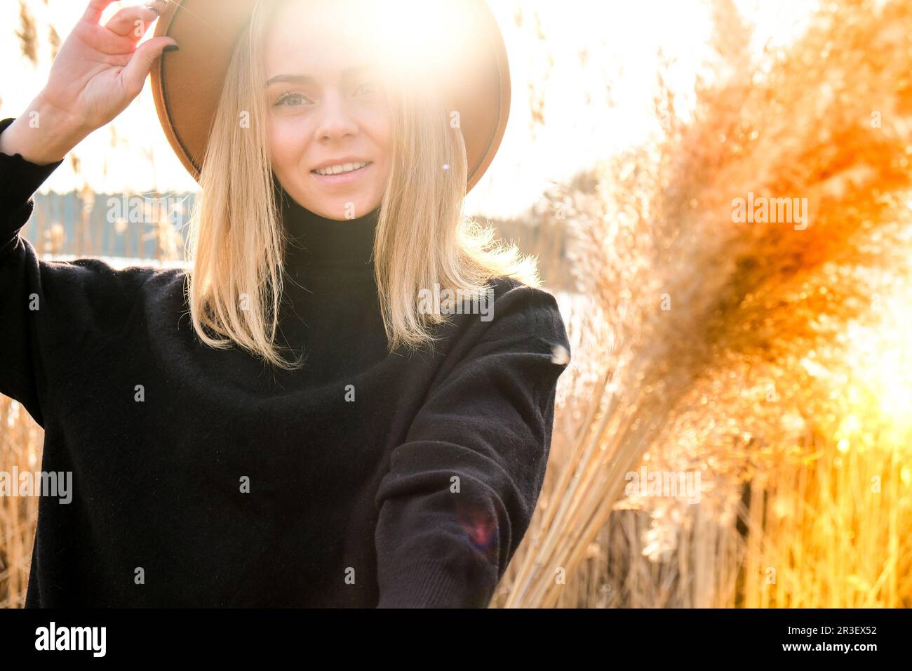 Portrait of woman with straw hat hi-res stock photography and images - Page  14 - Alamy