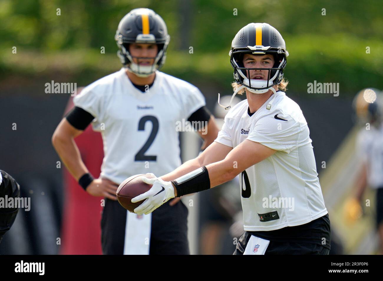 Pittsburgh Steelers quarterbacks Kenny Pickett, right, and Mason