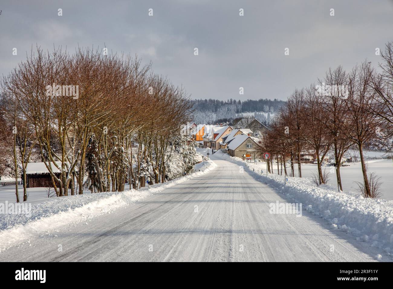 Winter im Harz schneebedeckte Fahrbahn B242 bei Siptenfelde Stock Photo