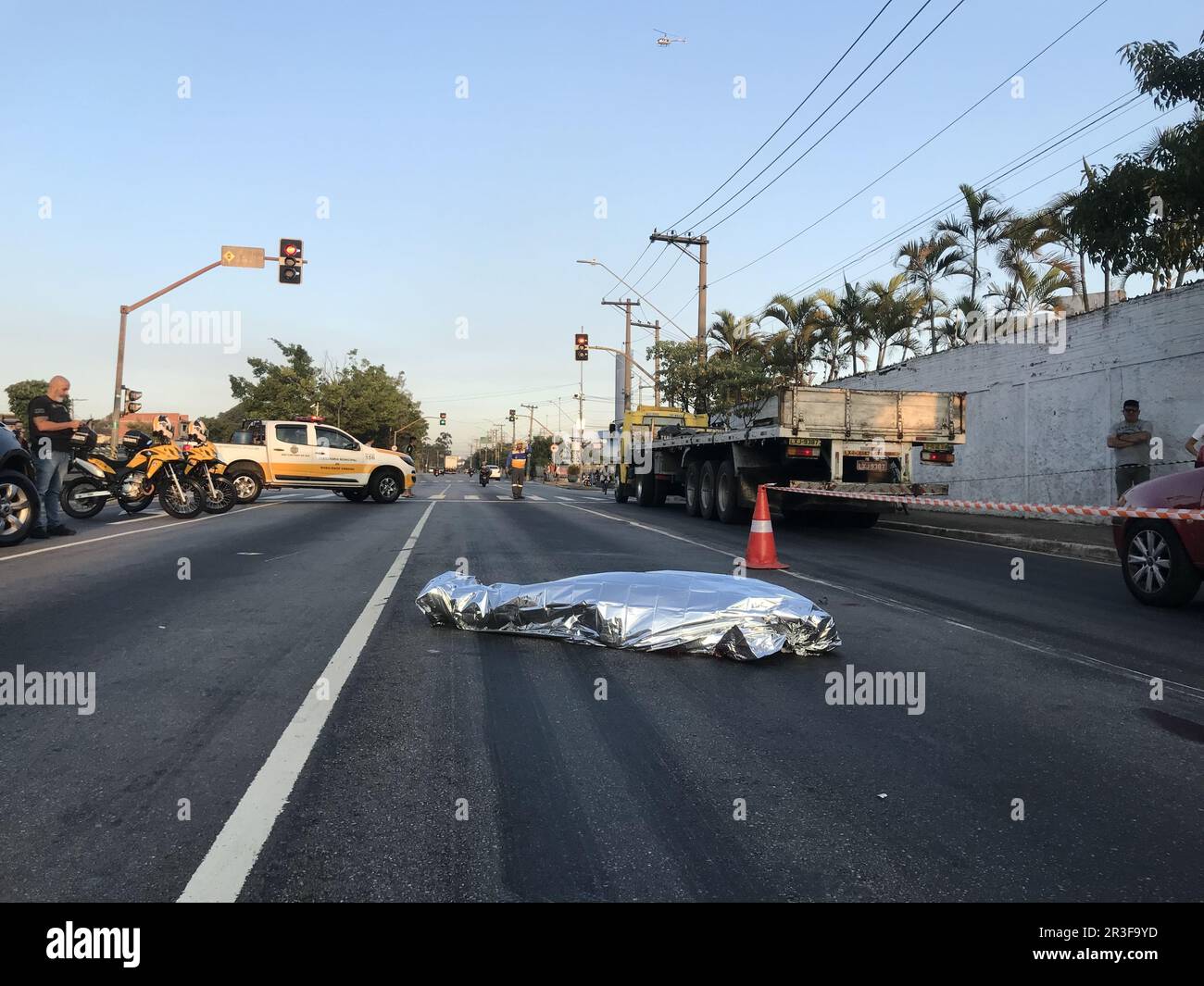 Sao Paulo, Sao Paulo, Brasil. 23rd May, 2023. (INT) Police Pursuit and Death in Sao Paulo. May 23, 2023, Sao Paulo, Brazil: Civil Police exchanged shots with Bandits on Av do Estado in Sao Caetano, after pursuit, one dead on the spot and another arrested and taken to DHPP, Police Station. Credit: Oslaim Brito/Thenews2 (Foto: Oslaim Brito/Thenews2/Zumapress) (Credit Image: © Oslaim Brito/TheNEWS2 via ZUMA Press Wire) EDITORIAL USAGE ONLY! Not for Commercial USAGE! Stock Photo