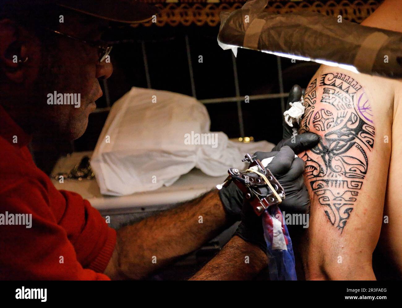 portrait de tatoueur qui fait un tatouage en noir et blanc Stock Photo