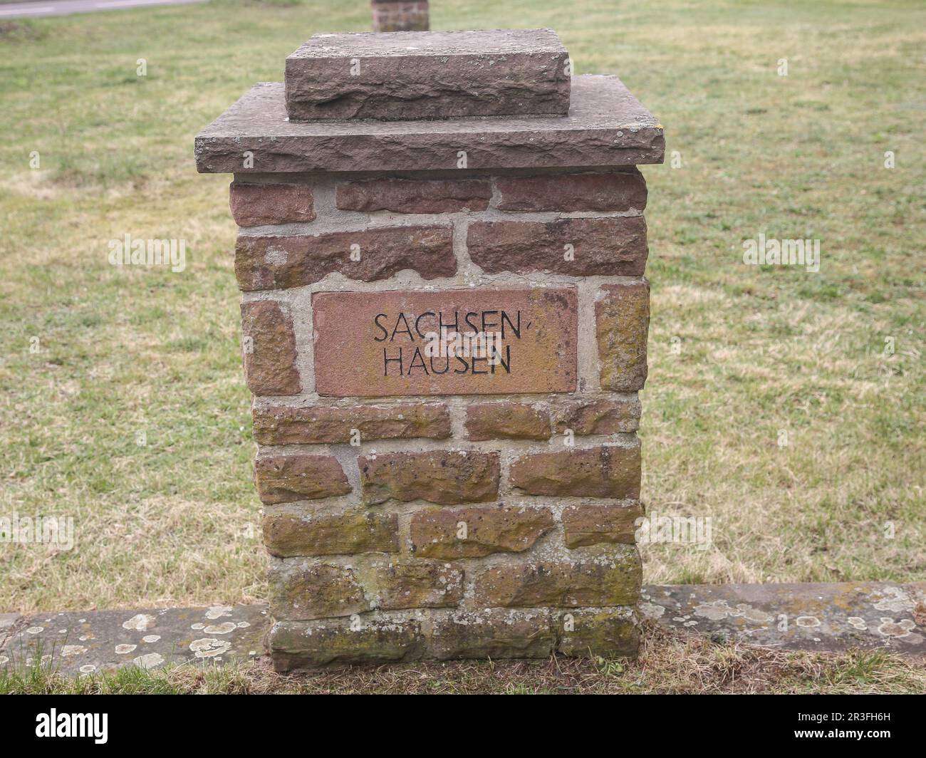 Pfeiler mit Inschrift KZ Sachsenhausen  vor Todesmarschdenkmal Dolle Stock Photo