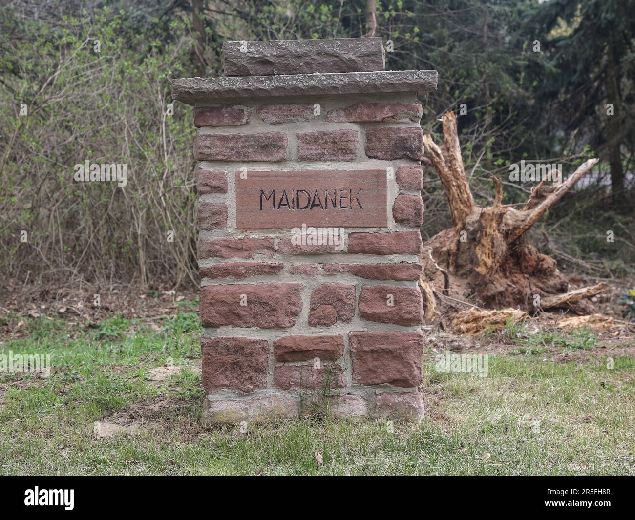Pfeiler mit Inschrift KZ Maidanek vor Todesmarschdenkmal Dolle Stock Photo