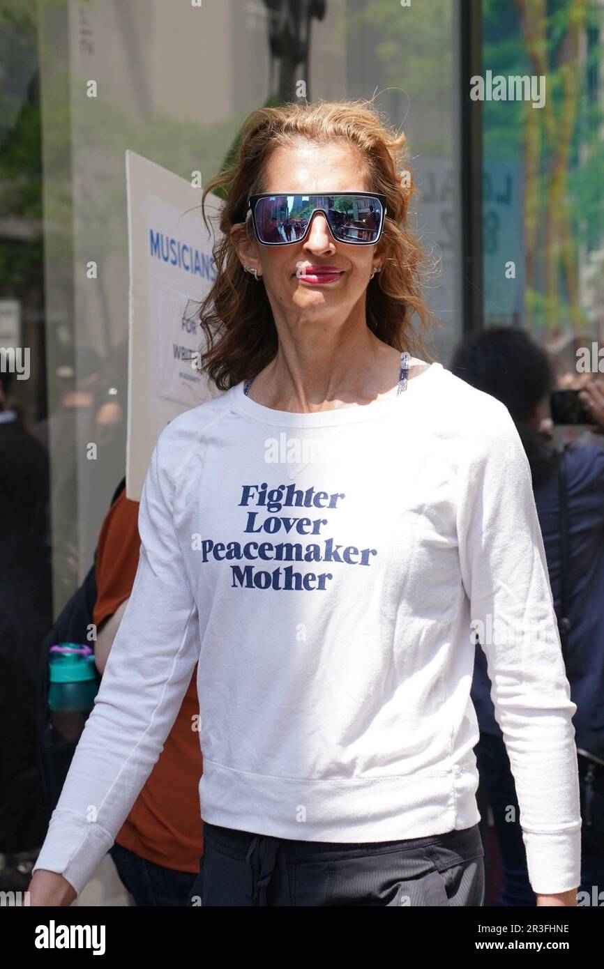 New York, NY, USA. 23rd May, 2023. Alysia Reiner in attendance for The Writers Guild of America WGA Rally at the Rock, NBCUniversal offices at 30 Rock, New York, NY May 23, 2023. Credit: Kristin Callahan/Everett Collection/Alamy Live News Stock Photo