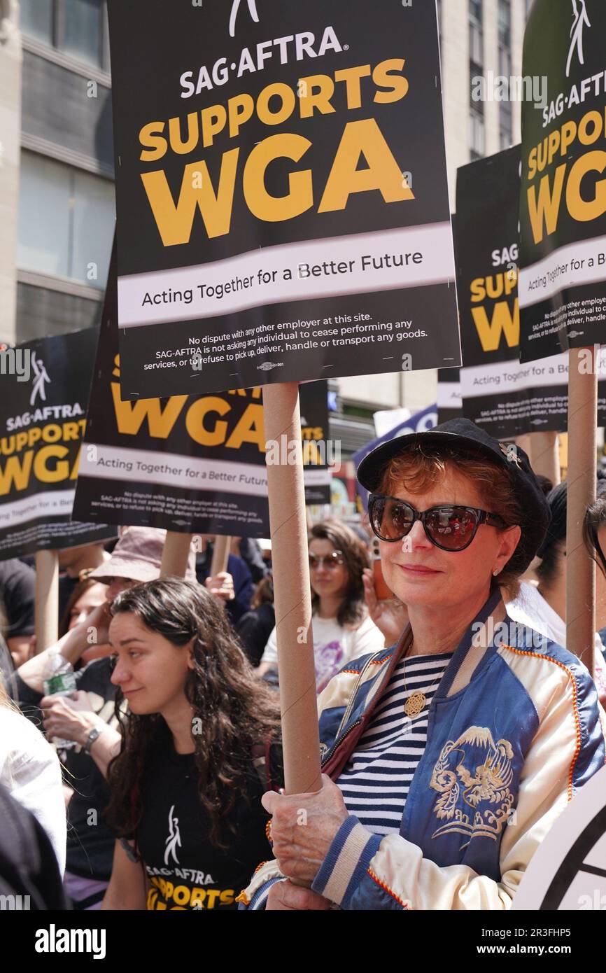 New York, NY, USA. 23rd May, 2023. Susan Sarandon in attendance for The Writers Guild of America WGA Rally at the Rock, NBCUniversal offices at 30 Rock, New York, NY May 23, 2023. Credit: Kristin Callahan/Everett Collection/Alamy Live News Stock Photo