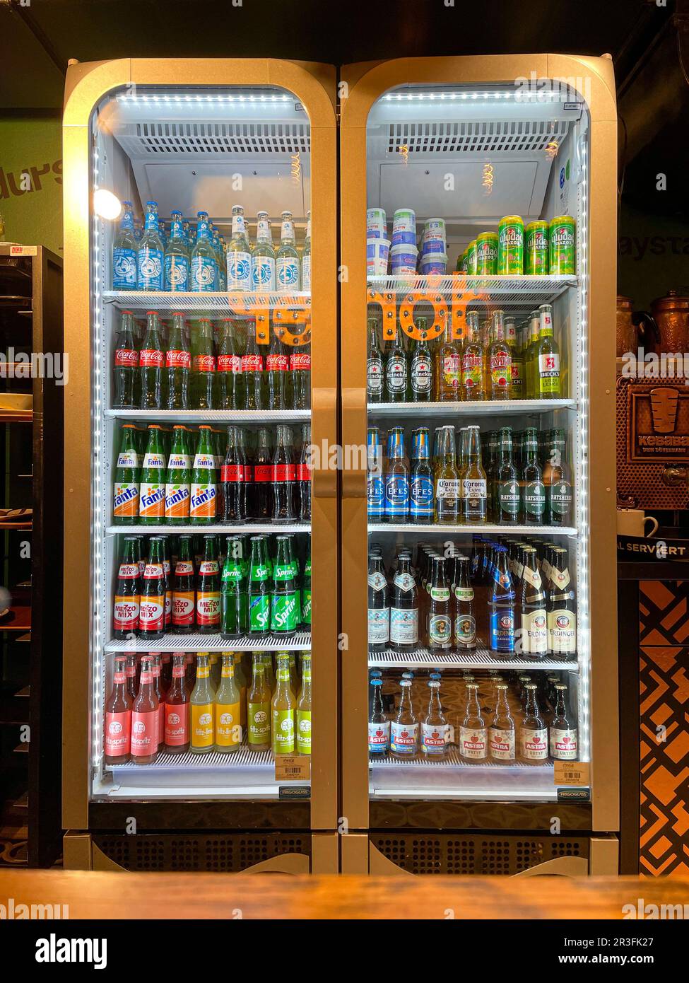 https://c8.alamy.com/comp/2R3FK27/drinks-in-a-fridge-of-a-takeaway-in-hamburg-2R3FK27.jpg
