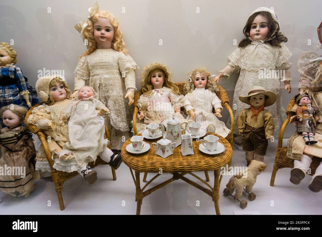 Coleccion de munecas antiguas hi res stock photography and images Alamy