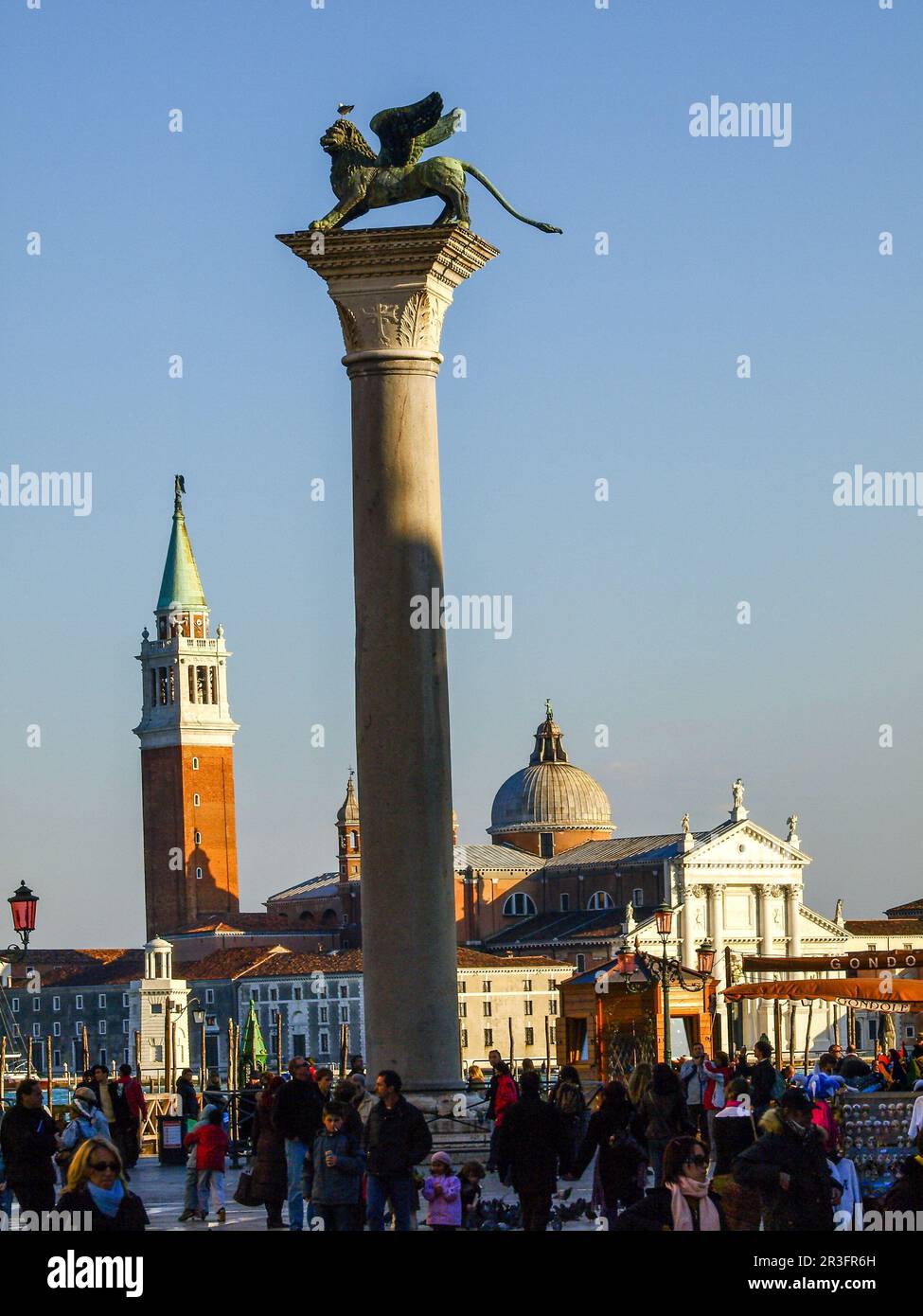 Columna del leon de San Marcos y San Giorgio Maggiore. Plaza de San Marco. Venecia.Véneto. Italia. Stock Photo