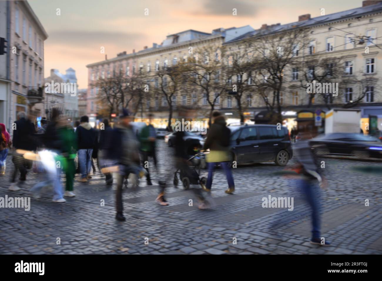 Defocused street scene sidewalk cars hi-res stock photography and ...