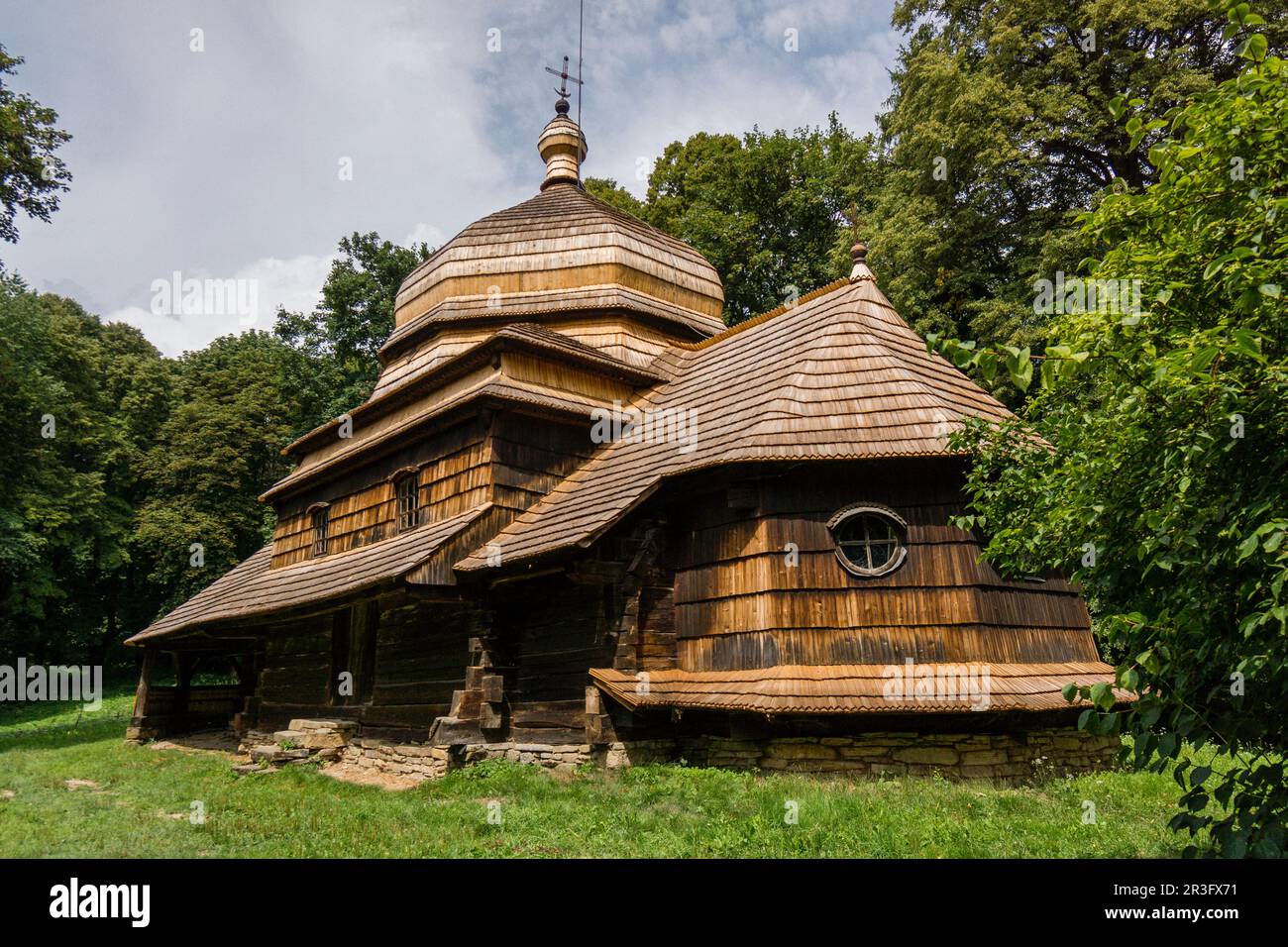 iglesia de madera, Ulucz, templo uniata construida en 1510-1659, valle del rio San, voivodato de la Pequeña Polonia, Cárpatos, Polonia, europe. Stock Photo