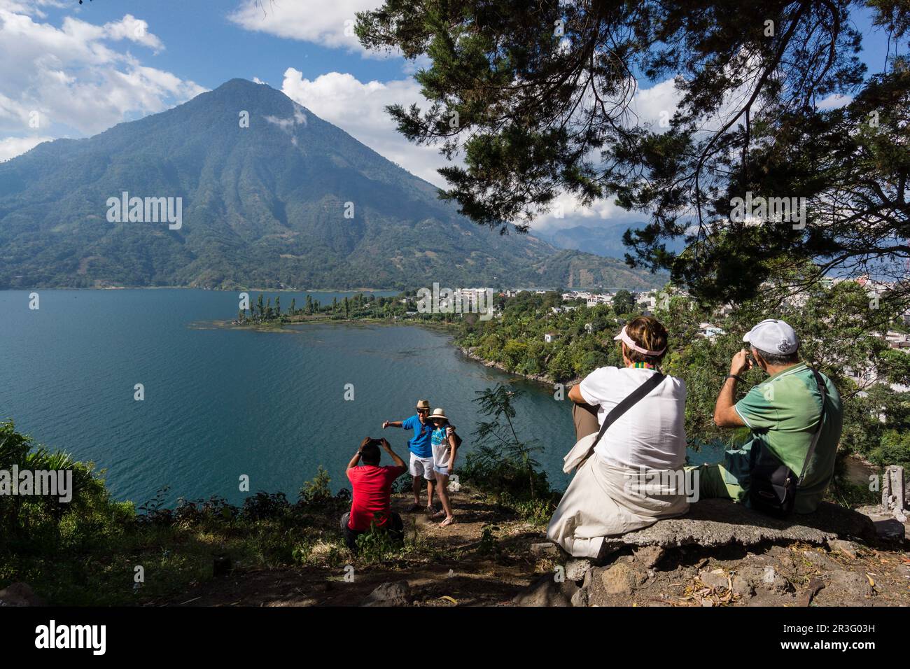 turistas, Santiago Atitlán. Tiene una altitud de 3.020,Guatemala, Central America. Stock Photo