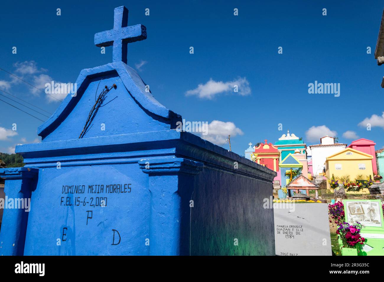 tumbas de colores, celebracion del dia de muertos en el Cementerio