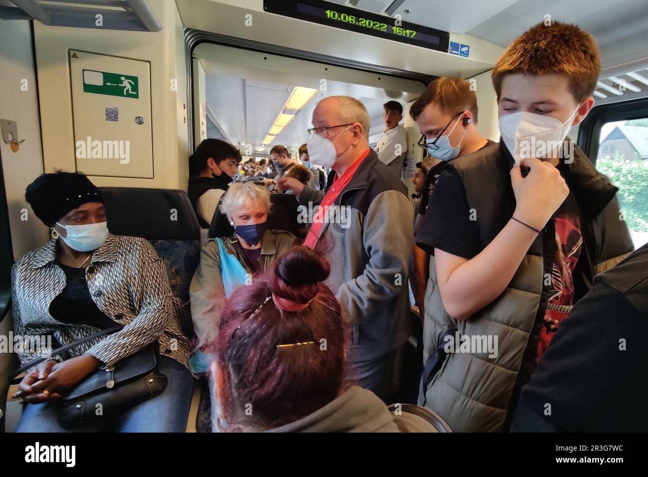 Sehr viele Menschen stehen dicht gedraengt in einem Nahverkehrszug ...