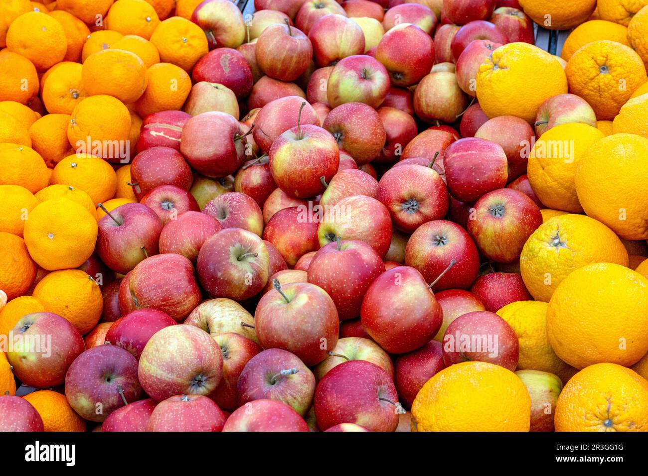 Apples and oranges for sale at a market Stock Photo Alamy