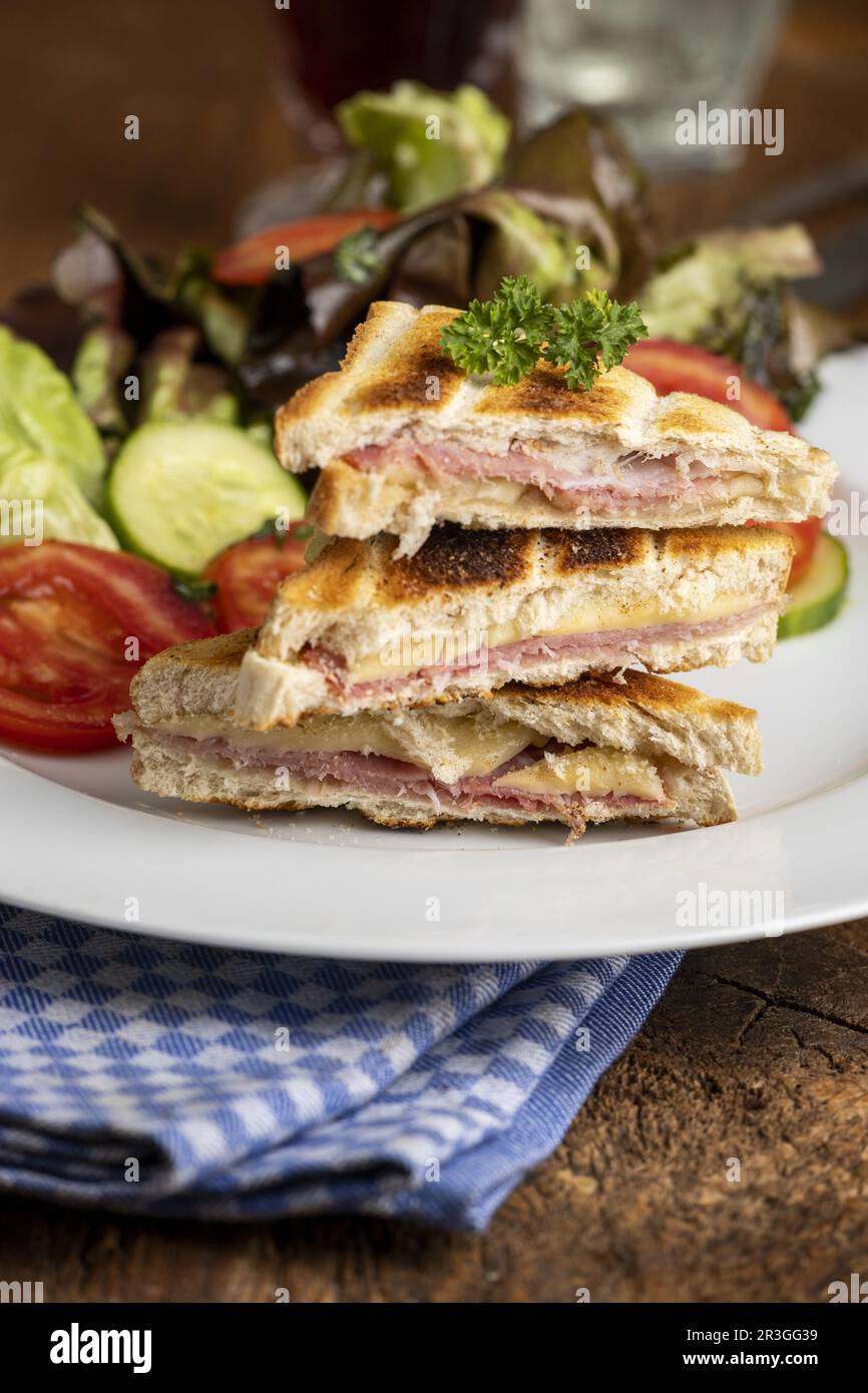 French Croque Monsieur Toast mit Salat Stock Photo