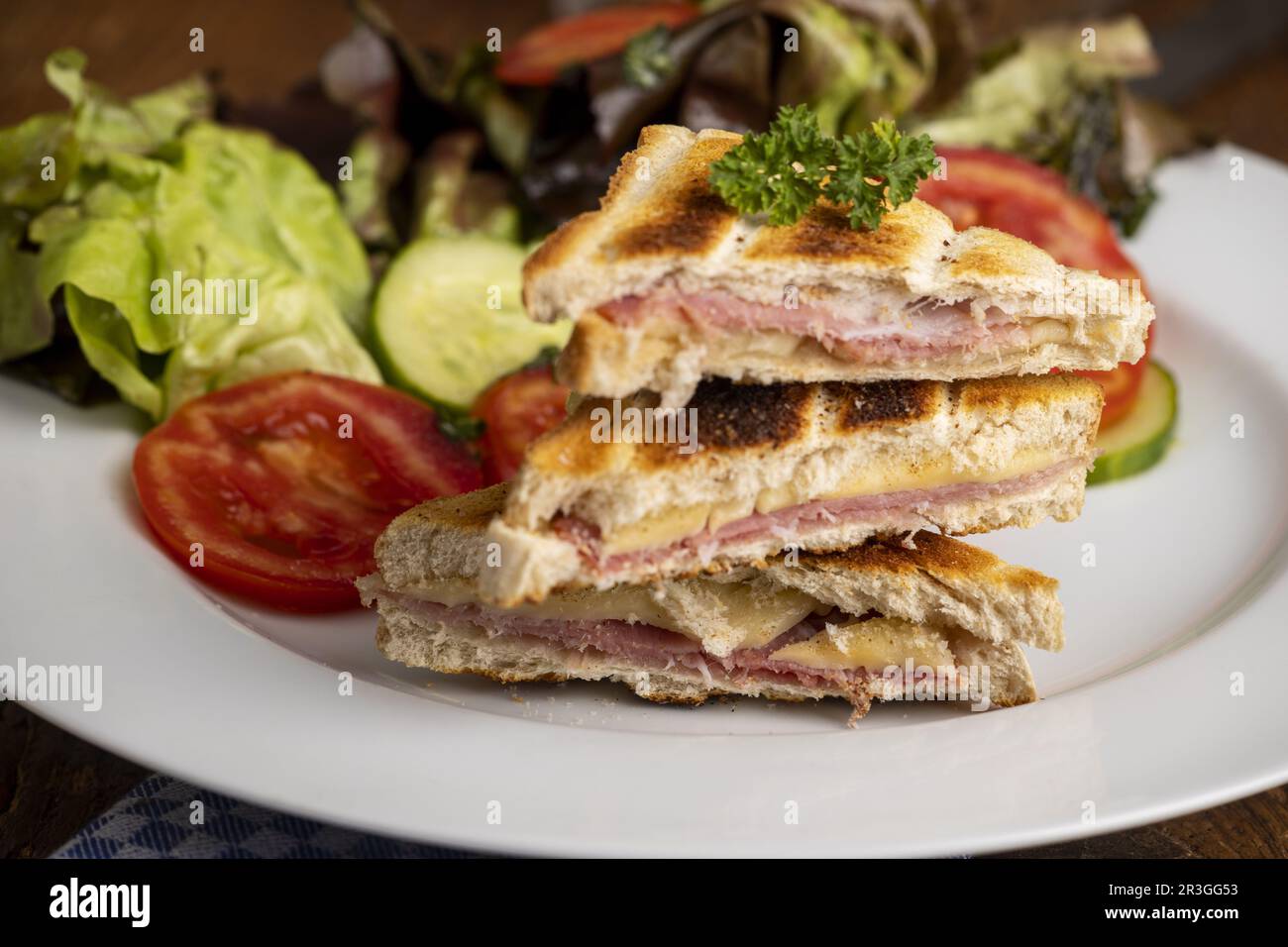 French Croque Monsieur Toast mit Salat Stock Photo