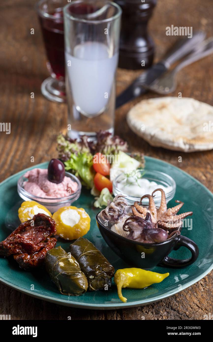Griechische Antipasti mit Ouzo auf Holz Stock Photo - Alamy