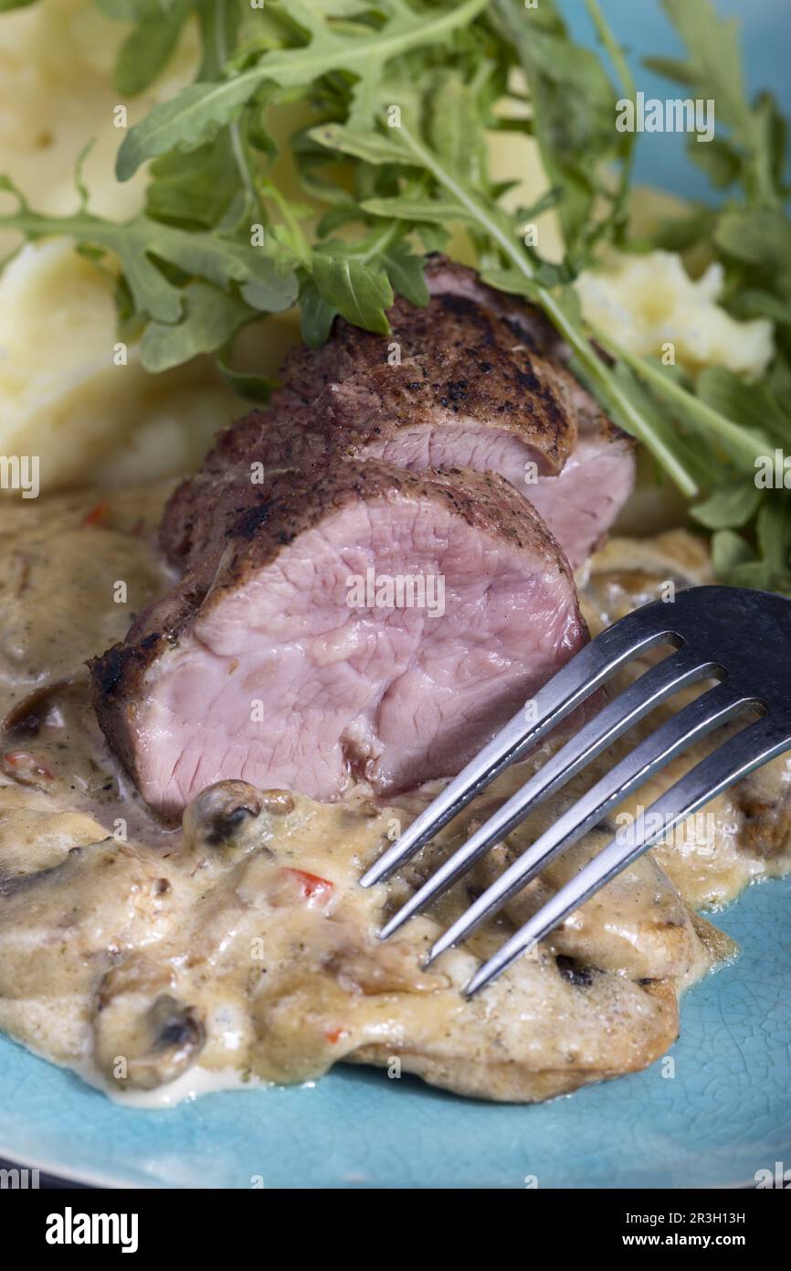 Schweinefilet mit champignons sahnesauce hi-res stock photography and ...