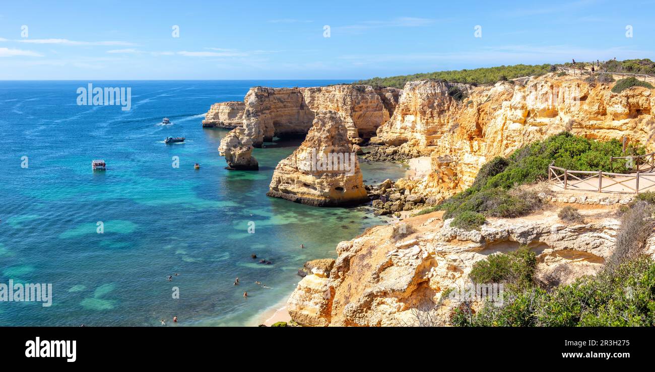 Algarve Strand Praia da Marinha am Meer Ozean Panorama in Portugal Stock Photo