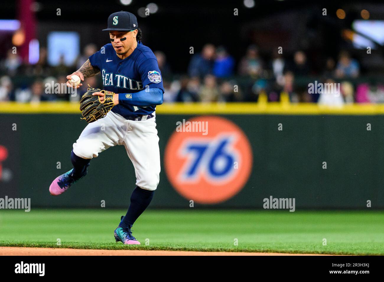 Seattle Mariners second baseman Kolten Wong prepares to throw to first