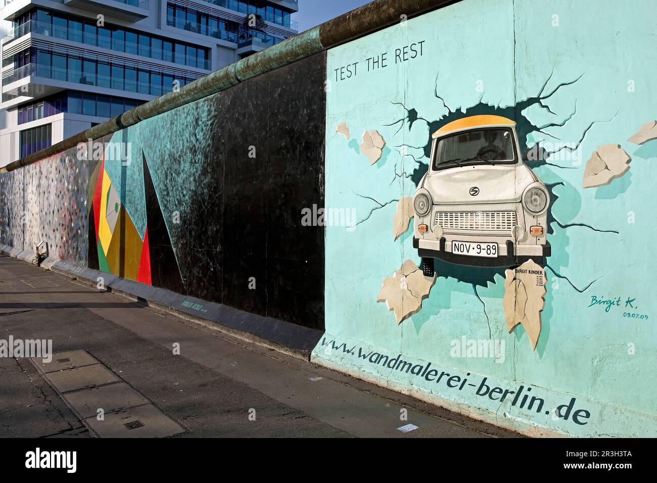 Wandmalerei auf Rest der Berliner Mauer Test The Rest, Trabi durchbricht Mauer, KŸnstlerin Birgit Kinder, East Side Gallery, Berlin, Deutschland, Euro Stock Photo