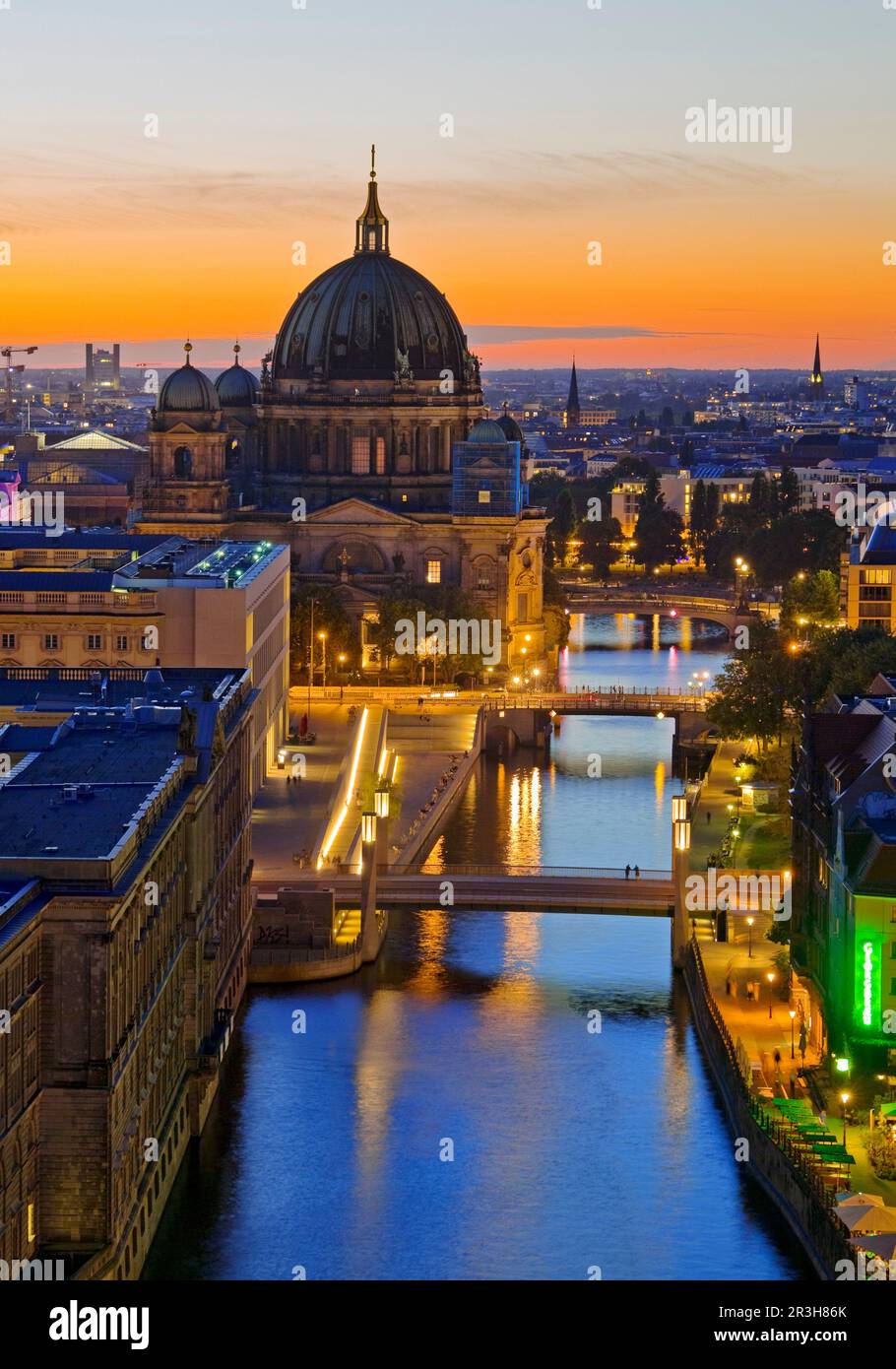 Der Berliner Dom mit der Spree im Abendrot, Berlin Mitte, Berlin ...