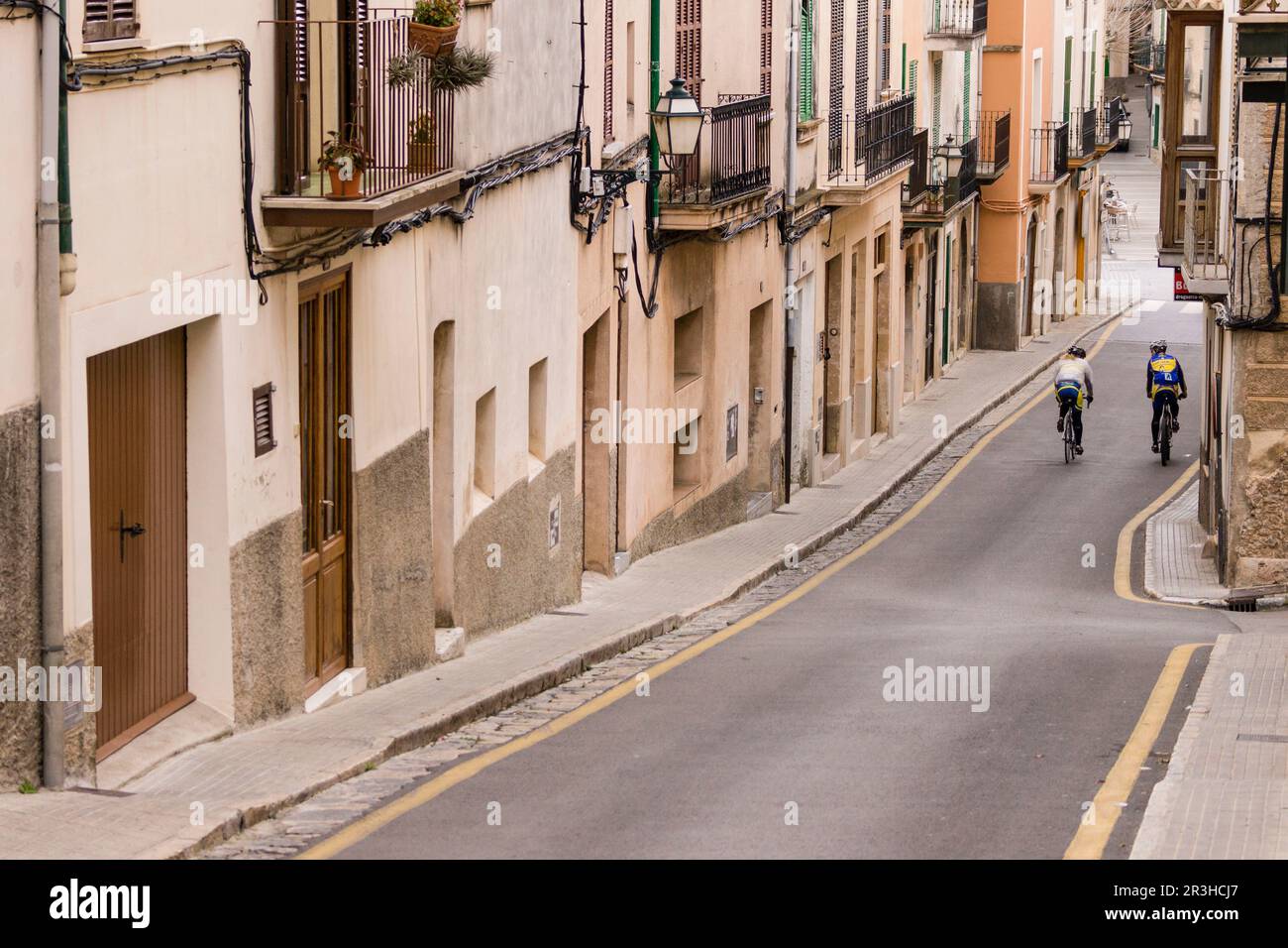 ciclistas cruzando el pueblo de Bunyola, mallorca, islas baleares, españa, europa. Stock Photo