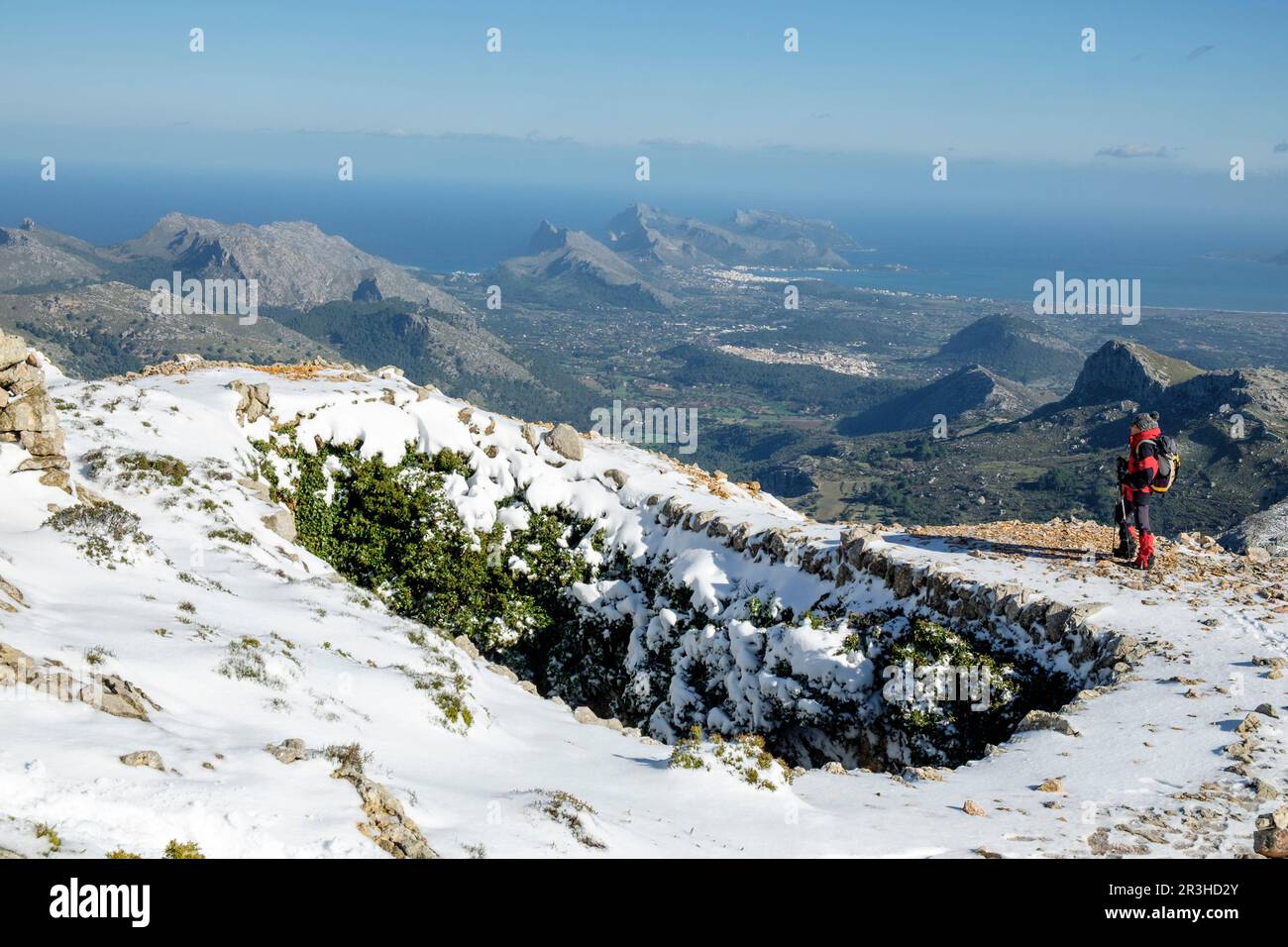 Casa de Neu del Puig Tomir, antiguo depósito de nieve excavado en el suelo, finca pública de Binifaldó, Escorca, Paraje natural de la Serra de Tramuntana, Mallorca, balearic islands, Spain. Stock Photo