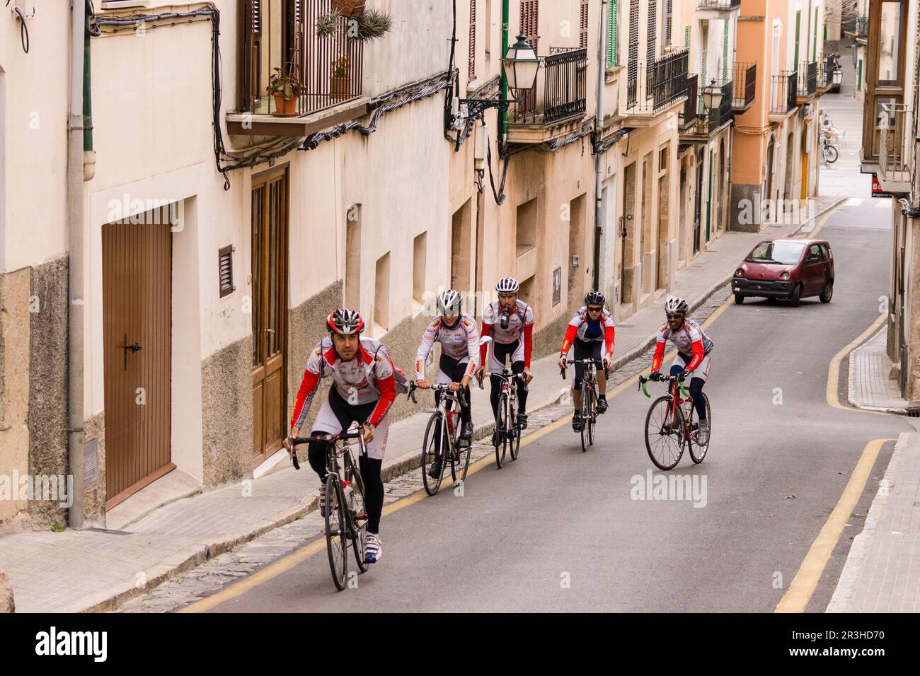 ciclistas cruzando el pueblo de Bunyola, mallorca, islas baleares, españa, europa. Stock Photo