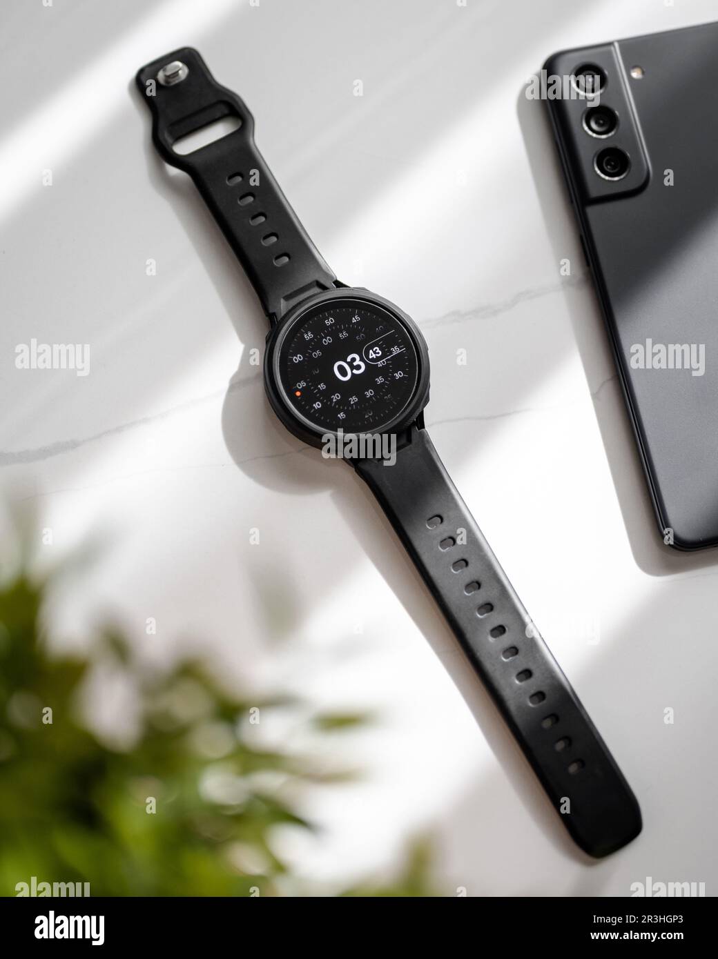 Smartwatch and phone hi-res stock photography and images - Alamy