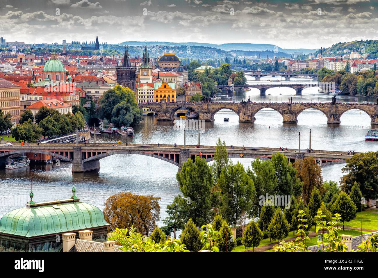 City rooftops and bridges hi-res stock photography and images - Alamy