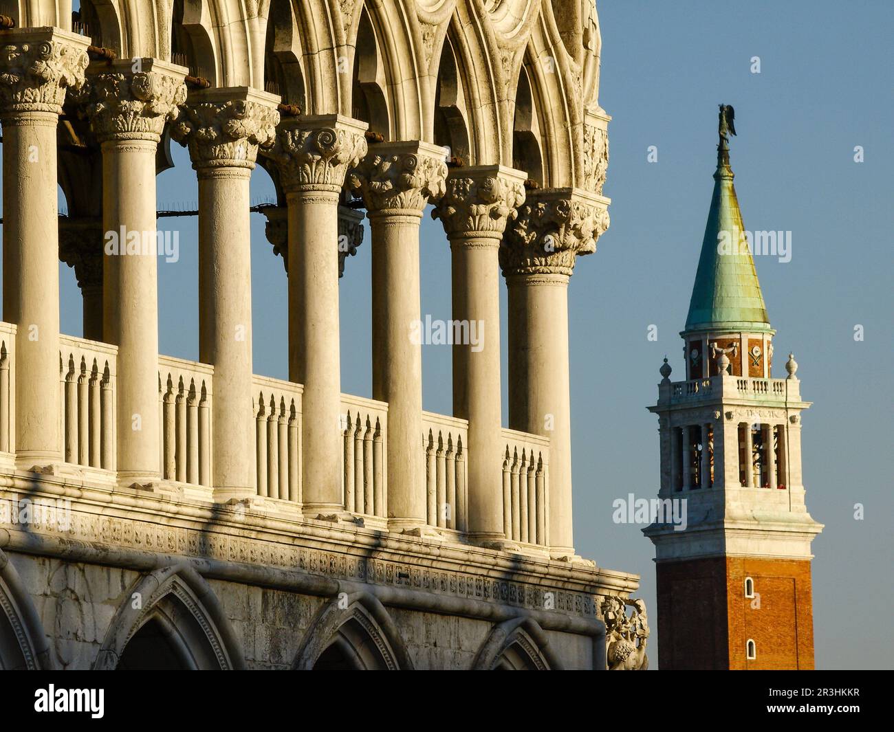 Palacio de los Dogos(s.XIV) y canpanile de San Giorgio Maggiore. Plaza de San Marco. Venecia.Véneto. Italia. Stock Photo