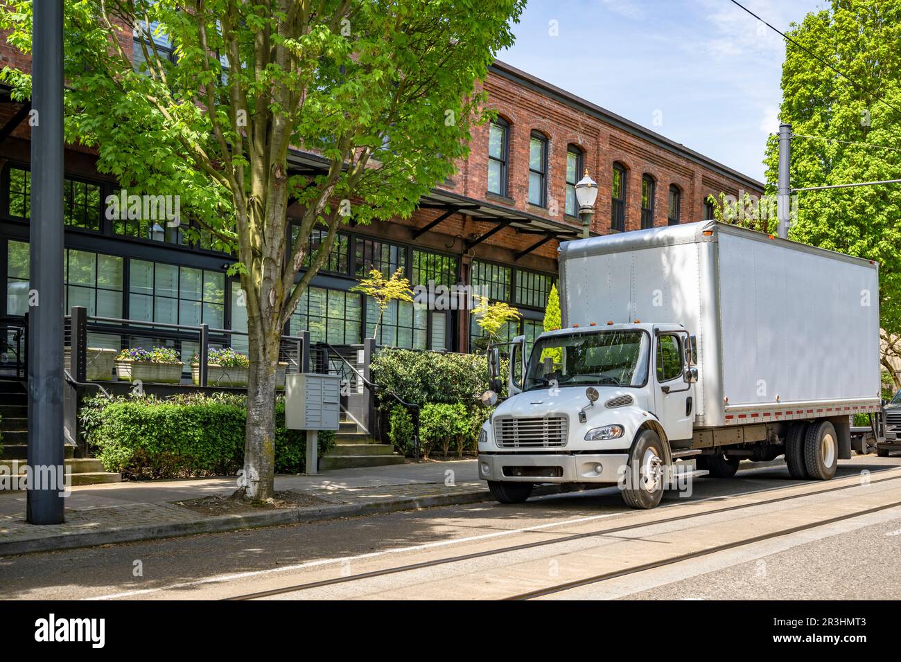 Industrial middle duty day cab powerful compact white rig semi truck ...