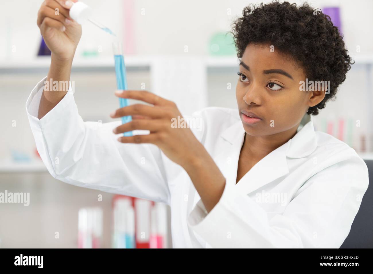 Female medic lab flask hi-res stock photography and images - Alamy