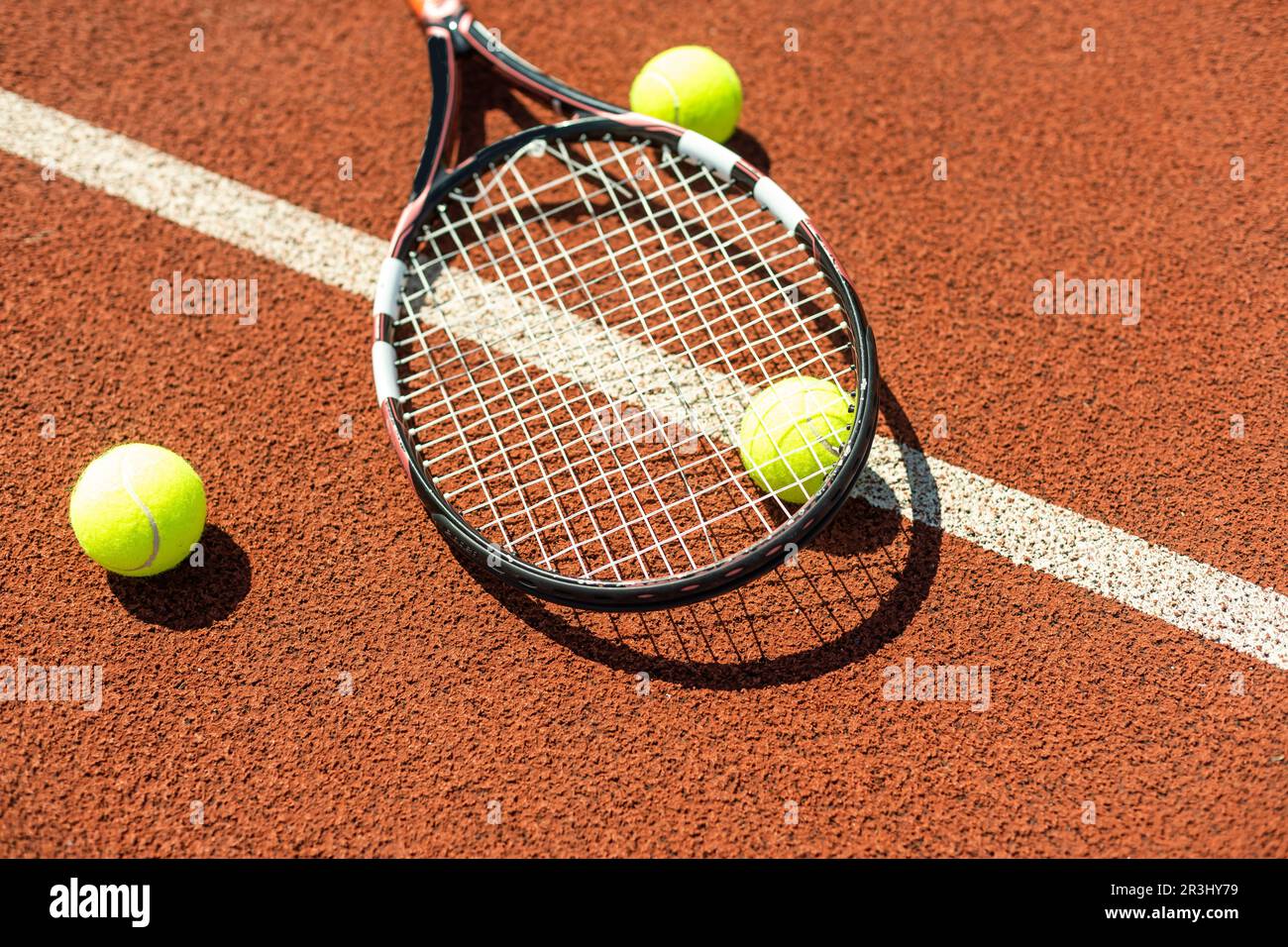 Titanic Racket Court tennis racket with a tennis ball on a tennis court Stock Photo - Alamy