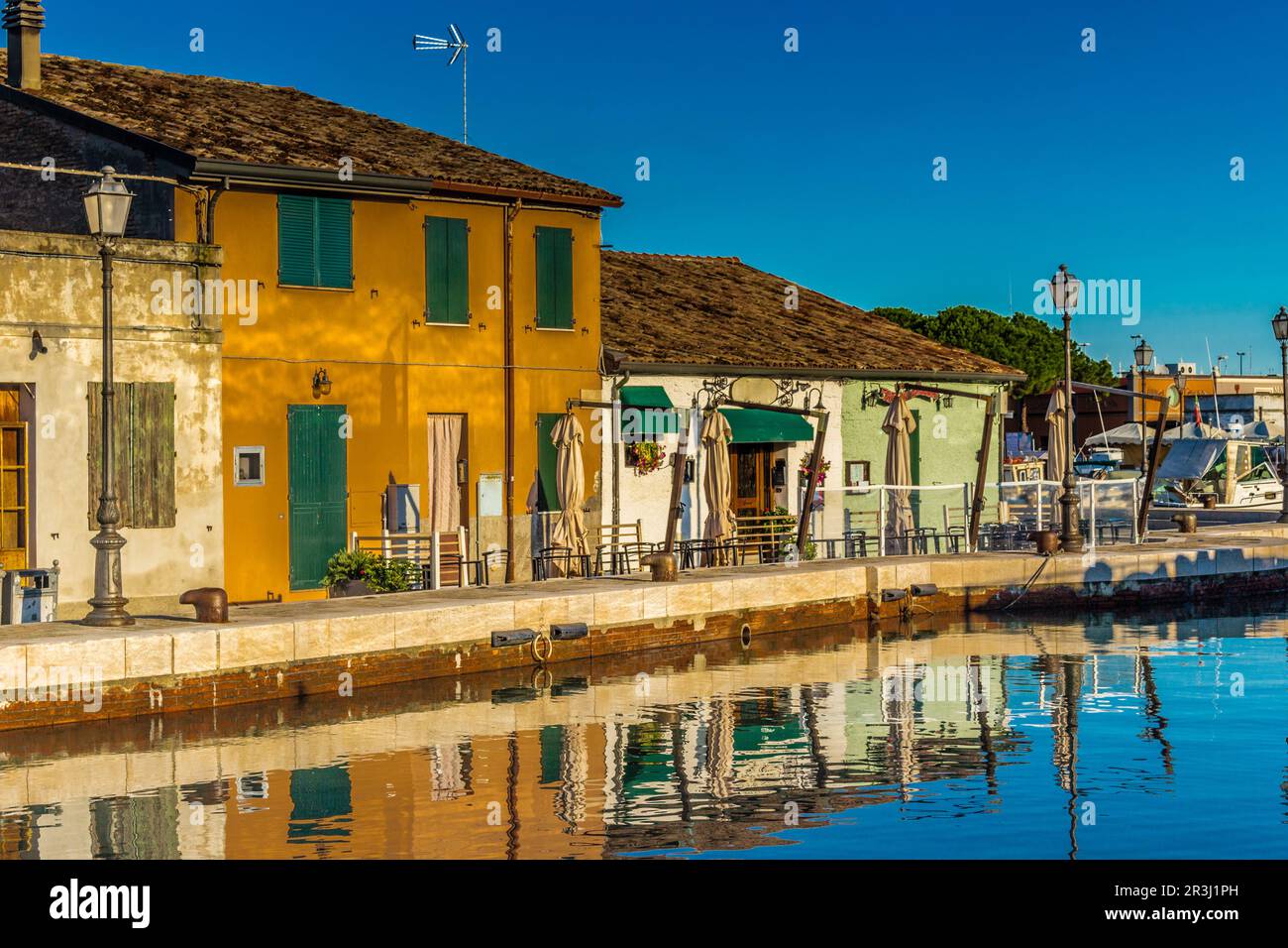 Old italian houses boats hi-res stock photography and images - Alamy