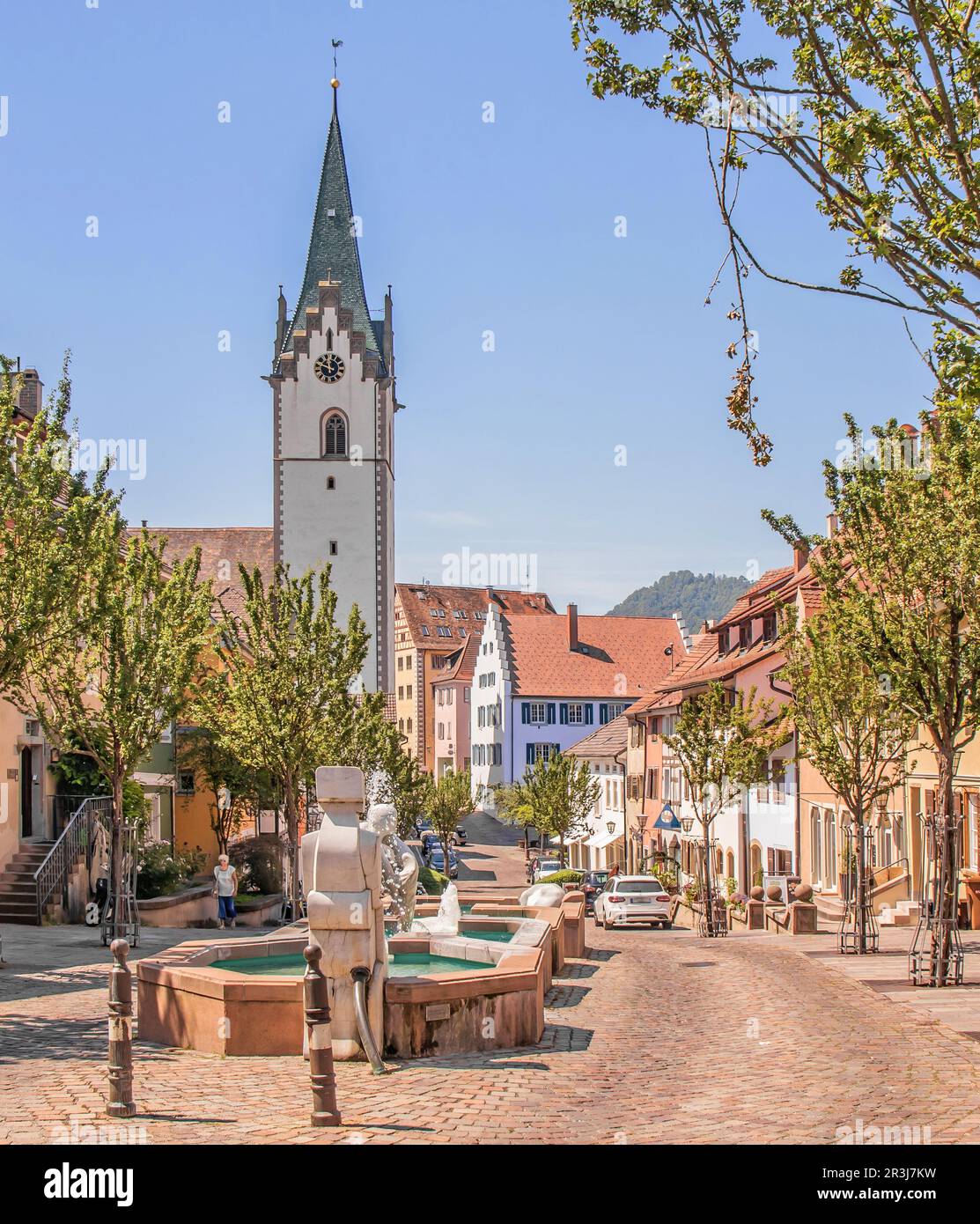 Das  mittelalterliche Hegaustädtchen Engen mit der Fußgängerzone und der Stadtkirche Mariä Himmelfahrt Stock Photo