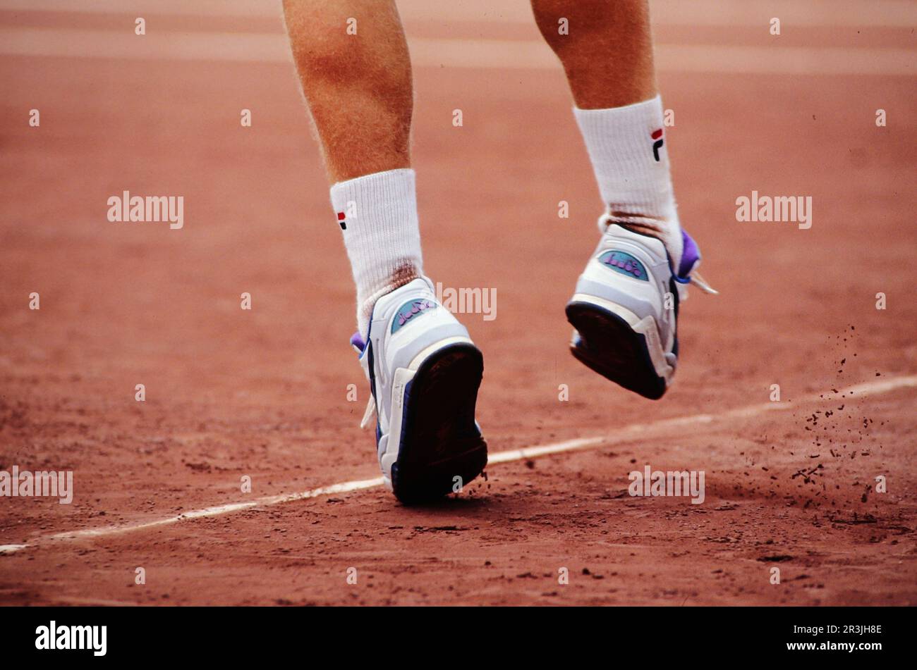 Boris Becker, deutscher Tennisspieler, auf dem Tennisplatz in Aktion Detail  Füße, Beine, Schuhe Stock Photo - Alamy