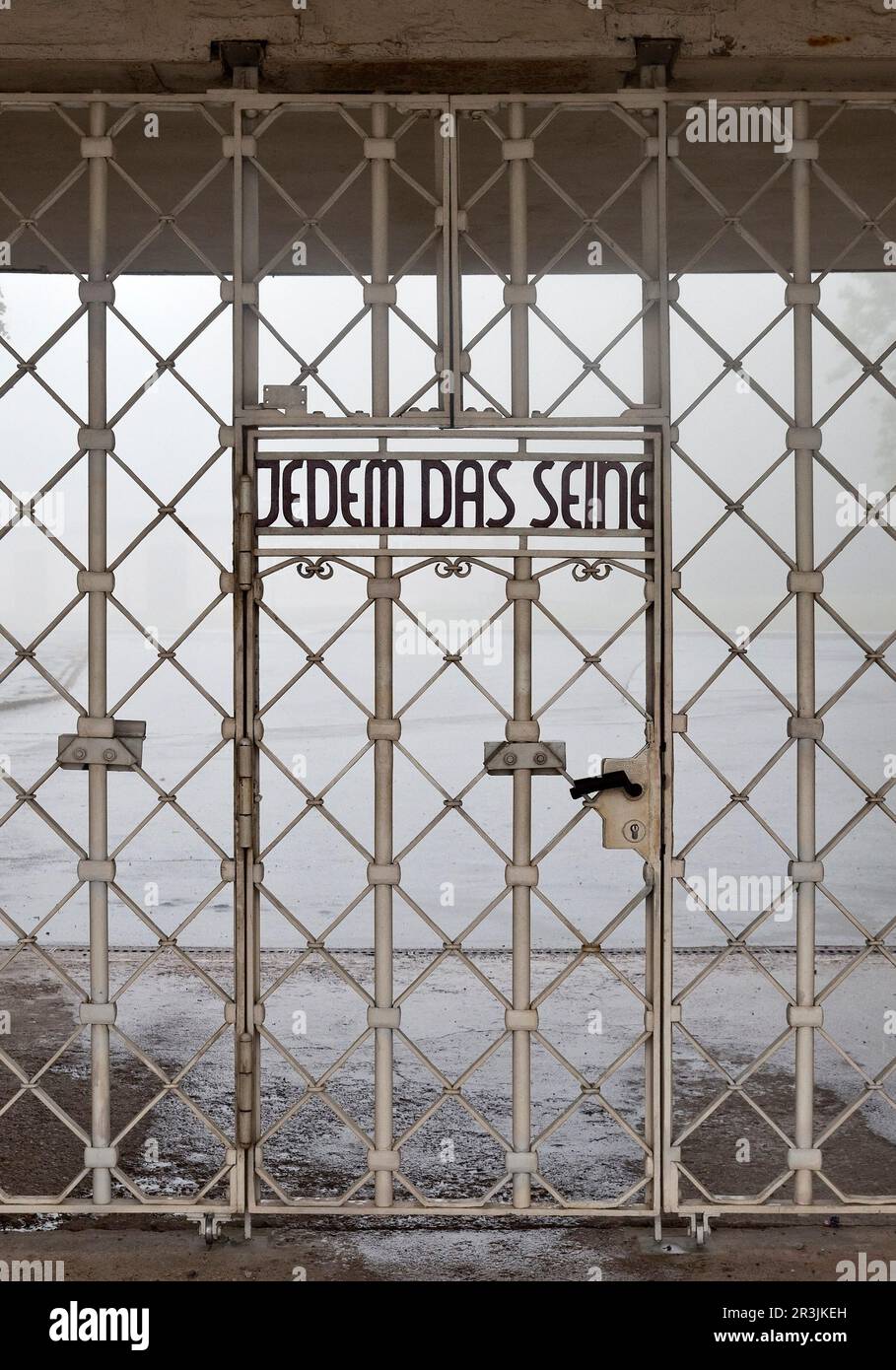Tor zum Lager im KZ Buchenwald mit dem Spruch Jedem das Seine auf dem Eingangstor, Weimar